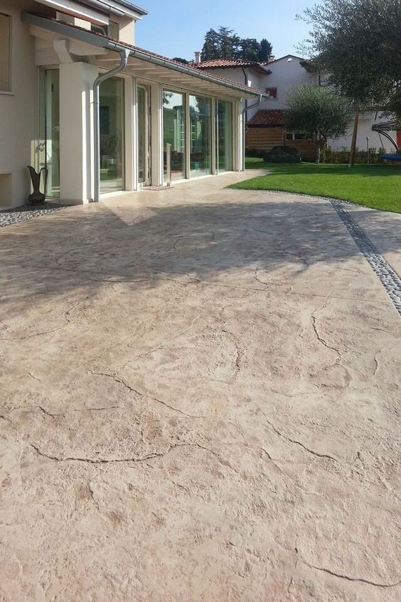 Pavimento de hormigón impreso terminado en un exterior residencial